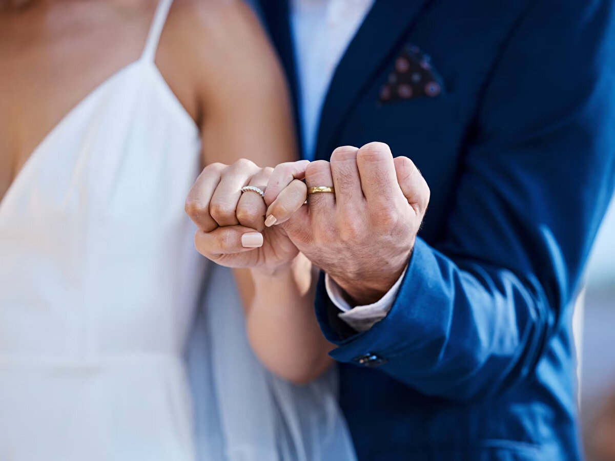 Yeni dönemde evlilik kredisi başvurusu için gelir kriteri de güncellendi. Daha önce asgari ücretin 2,3 katı olan gelir şartı, 2,5 kata çıkarıldı. Bu sayede daha fazla gencin fondan yararlanabilmesi sağlanacak. Ayrıca, evlilikten sonraki 48 ay içinde çocuk sahibi olan çiftlerin kredi geri ödemeleri her çocuk için 12 ay ertelenecek. Başvurular ise e-Devlet üzerinden ve ailegenclikfonu.aile.gov.tr adresi üzerinden yapılabiliyor.