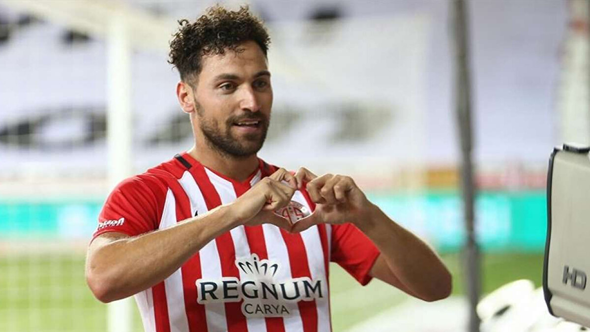 Antalyaspor'daki performansı sonrası 2020 yılında Fenerbahçe'ye imza atan Sinan Gümüş 2 yıl burada oynadı. 