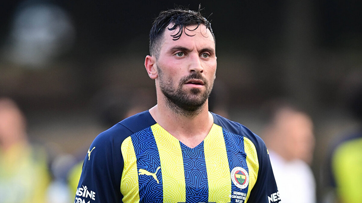 AVRUPA HAYALİ KISA SÜRDÜ<br><br>5 yılda 8 kupa kazanan Sinan Gümüş, Galatasaray'daki performansından sonra 2019'da Genoa'ya bedelsiz olarak transfer oldu. Ancak Avrupa macerası hayal kırıklığıyla kısa süren Gümüş, 7 ay sonra Antalyaspor'a kiralık olarak geldi. 