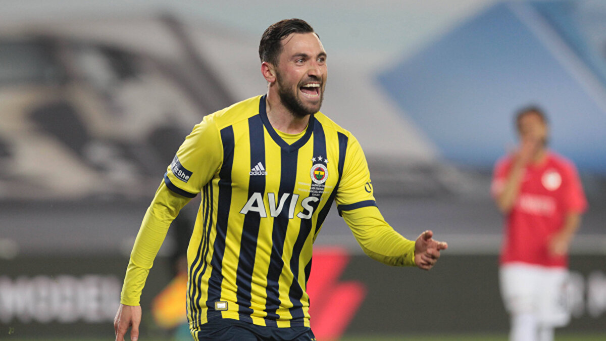 2022'den 2024'e kadar Antalyaspor'da forma giyen Gümüş, 2024 yılında Arda Turan'ın takımı Eyüpspor ile TFF 1. Lig'de şampiyonluk yaşadı. Geçtiğimiz yaz Eyüpspor ile sözleşmesi sona eren tecrübeli oyuncu bu sezon kulüpsüz kaldı. 