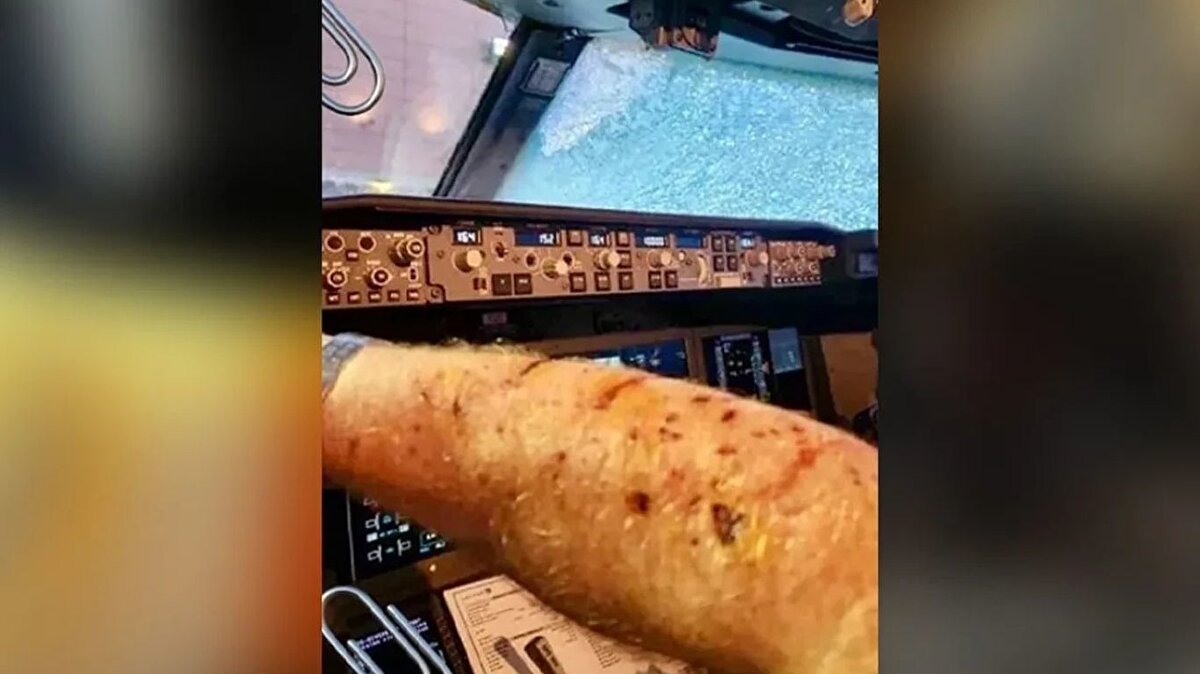 Trilyonda bir olabilecek olay<br><br><br>Pilot, yolculara ''Uçağa uzay cismi çarptı'' anonsunu yaparak Salt Lake City Havalimanı’na acil iniş gerçekleştirdi. Uzmanlar da çarpmanın uzay çöplerinden ya da bir meteordan kaynaklanmış olabileceğini söyledi.