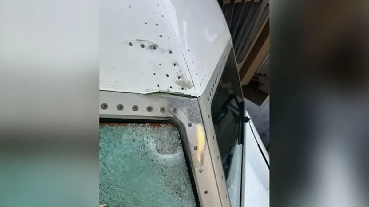 United Airlines’a ait bir yolcu uçağı, Los Angeles’A doğru yolculuk halindeyken gizemli bir cisim uçağa çarptı. Ön cama çarpan cismin meteor olduğu belirtilirken; pilotun kollarında kesikler meydana geldi. Sosyal medyada kısa sürede yayılan fotoğraflarda uçağın kokpitinde kırıkların olduğu görüldü