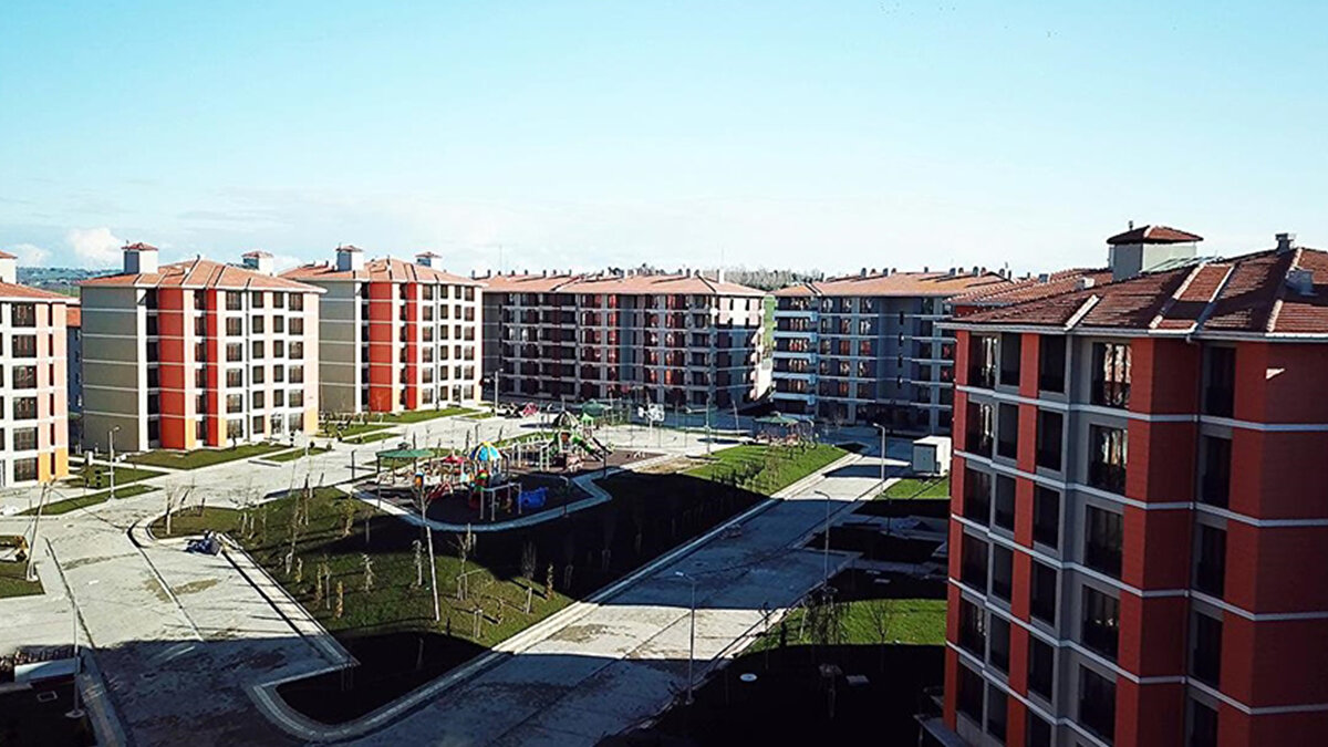 Bakanlıktan yapılan açıklamaya göre TOKİ, “İlk Evim Projesi” çerçevesinde Eskişehir’in Ihlamurkent Mahallesi’nde 3 bin 109 konut, 2 cami, 2 okul ve 6 ticaret merkezi inşa etti. 