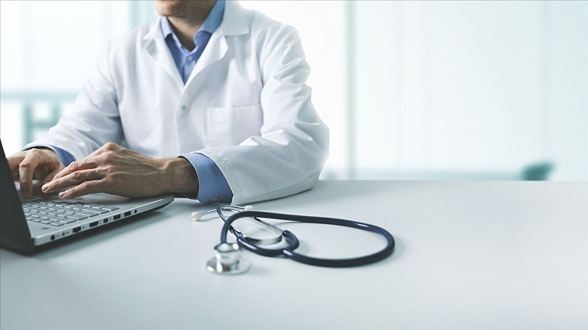 Sigortacılık ve Özel Emeklilik Düzenleme ve Denetleme Kurumu tarafından özel sağlık sigortalarına ilişkin yönetmelikte yapılan değişiklikler, 1 Ocak 2026 tarihinden itibaren yürürlüğe girecek. Değişiklikler, sigortalıların haklarını genişleten ve sigorta şirketlerinin yükümlülüklerini artıran düzenlemeleri içeriyor.