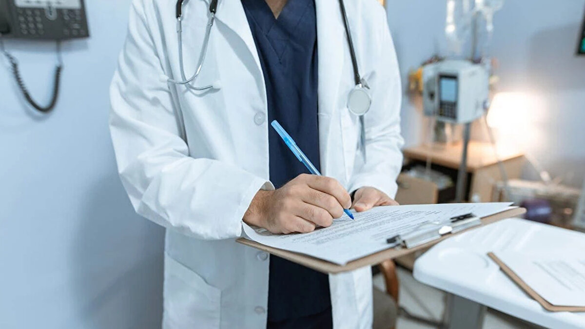 Sigorta şirketlerine yeni yükümlülükler getirildi<br><br>Yapılan değişikliklerle birlikte sigorta şirketlerinin sorumlulukları artırıldı. Şirketler artık poliçe sahiplerine kampanyalar, indirim oranları ve poliçe koşulları hakkında açık bilgi vermekle yükümlü olacak. Ayrıca sigortalılara ait bilgiler yalnızca yasal yollarla ve belirlenmiş veri kanalları üzerinden temin edilebilecek.