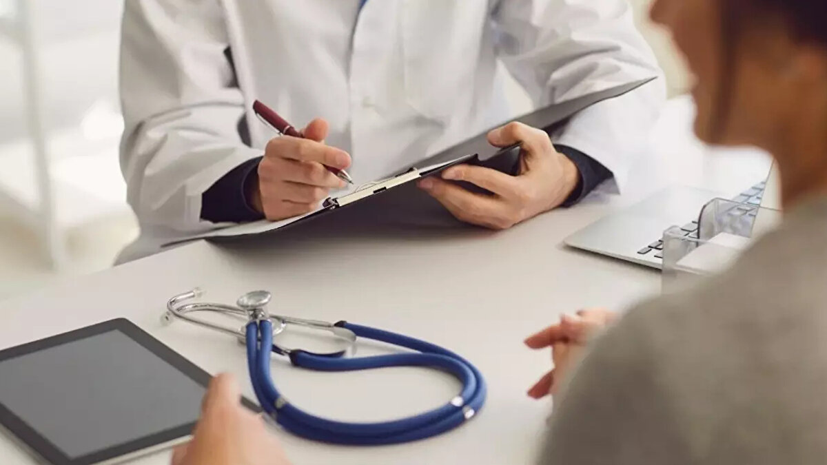 Kişisel veriler on yıl süreyle saklanacak<br><br>Yeni düzenlemeler kapsamında, sigortalıların kişisel verilerinin saklanmasına ilişkin kurallar da netleştirildi. Sigorta şirketleri, sigortalılığın sona ermesinden itibaren sağlık bilgileri ve poliçe kayıtlarını on yıl boyunca bireysel bazda saklayacak. Bu sürenin sonunda ilgili veriler silinecek, yok edilecek ya da anonim hale getirilecek. Tüm veri işlemleri, Kişisel Verilerin Korunması Kanunu hükümlerine uygun şekilde yürütülecek.