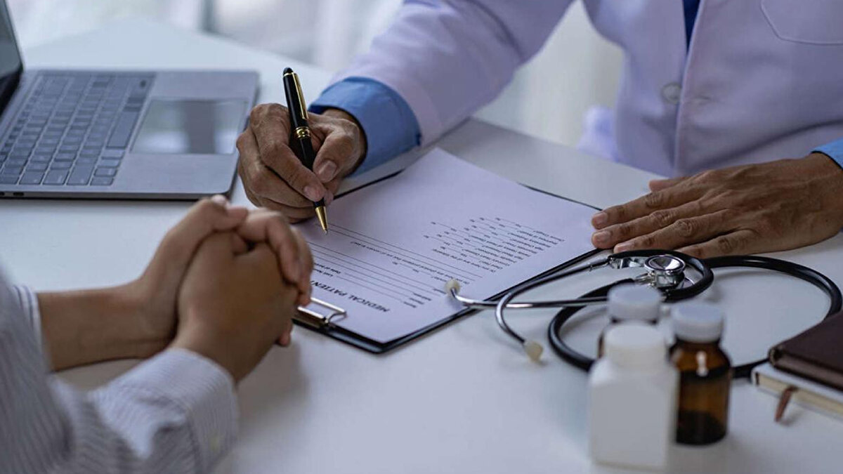 <br>Mevcut sözleşmelerde haklar korunacak<br><br>Yönetmelik 1 Ocak 2026 tarihinde yürürlüğe girecek. Bu tarihten önce yapılmış mevcut poliçelerde geçerli olan yenileme garantileri ve tarifeler, sözleşmeler süresince aynı şekilde devam edecek. Ancak bu tarihten itibaren düzenlenecek yeni poliçelerde, yönetmelikte belirtilen bekleme süresi ve yenileme garantisi hükümleri uygulanacak.