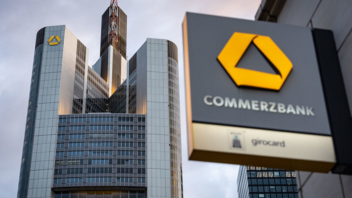 Bankanın değerlendirmesinde, Türkiye’de yükselen enflasyon beklentilerine rağmen TCMB’nin gevşeme sürecine devam edeceği öngörüsüne yer verildi. Commerzbank, yıl sonu için gösterge faiz tahminini yüzde 37,7 olarak açıkladı.
