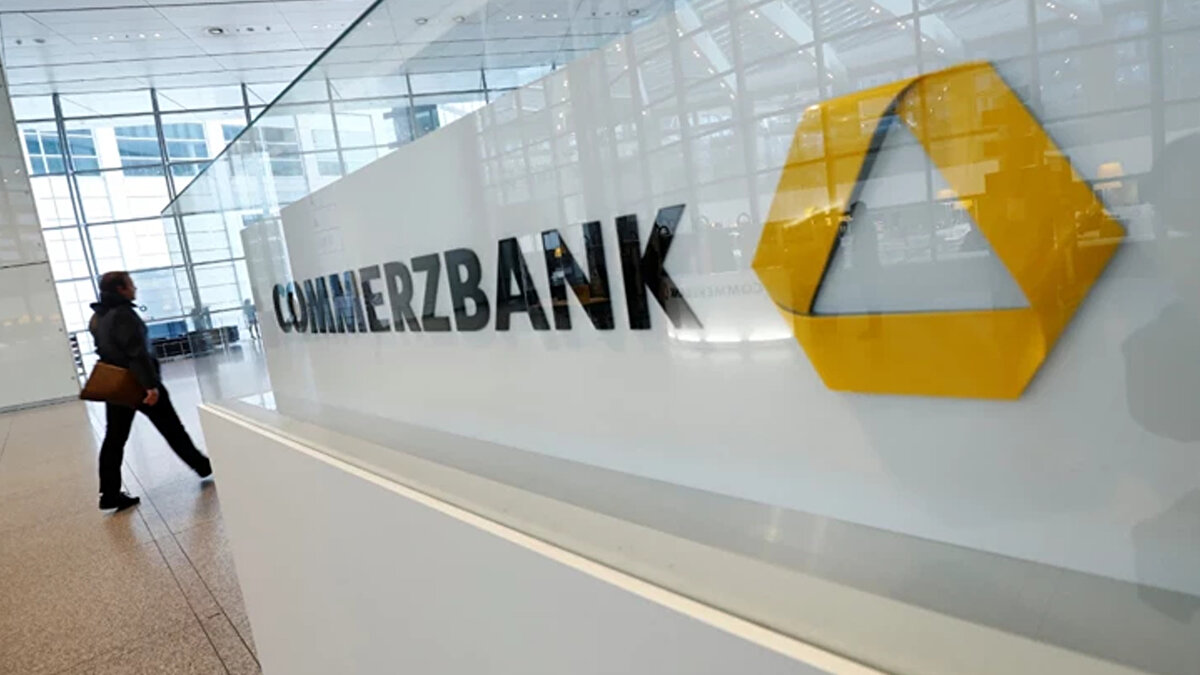 Almanya merkezli Commerzbank, Türkiye Cumhuriyet Merkez Bankası’nın (TCMB) 23 Ekim’de gerçekleştireceği Para Politikası Kurulu toplantısına ilişkin dikkat çeken bir tahminde bulundu.<br><br>Commerzbank, TCMB’nin bu hafta politika faizini 150 baz puan indirerek yüzde 39’a çekmesini beklerken, piyasa tahmini 100 baz puanlık indirime işaret ediyor.