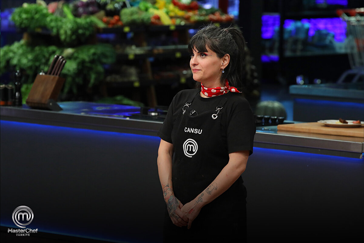 MASTERCHEF'TE SON KİM ELENDİ, KİM GİTTİ?<br><br>MasterChef Türkiye'de geçtiğimiz hafta zorlu bir eleme gecesi yaşanmıştı. Eleme potasındaki yarışmacılar, yarışmada kalabilmek için iki aşamalı oyunda tüm hünerlerini sergilemişti. Gecenin sonunda şeflerin değerlendirmelerinin ardından en az başarılı tabağı yaparak MasterChef 2025 hayallerine veda eden son isim Cansu olmuştu.
