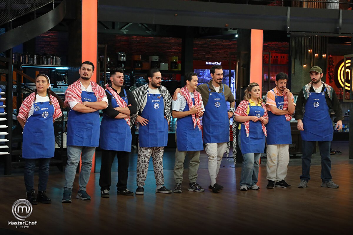 MASTERCHEF TAKIMLAR NASIL OLDU? İŞTE YENİ KADROLAR<br><br>İki kaptanın yarışmacı seçimlerinin ardından MasterChef Türkiye'de bu haftanın Mavi Takım ve Kırmızı Takım kadroları netleşti.<br><br>MAVİ TAKIM<br><br>Ayten (Kaptan)<br><br>Hakan<br><br>Özkan<br><br>Çağatay<br><br>Mert<br><br>Sezer<br><br>Eylül<br><br>Çağlar