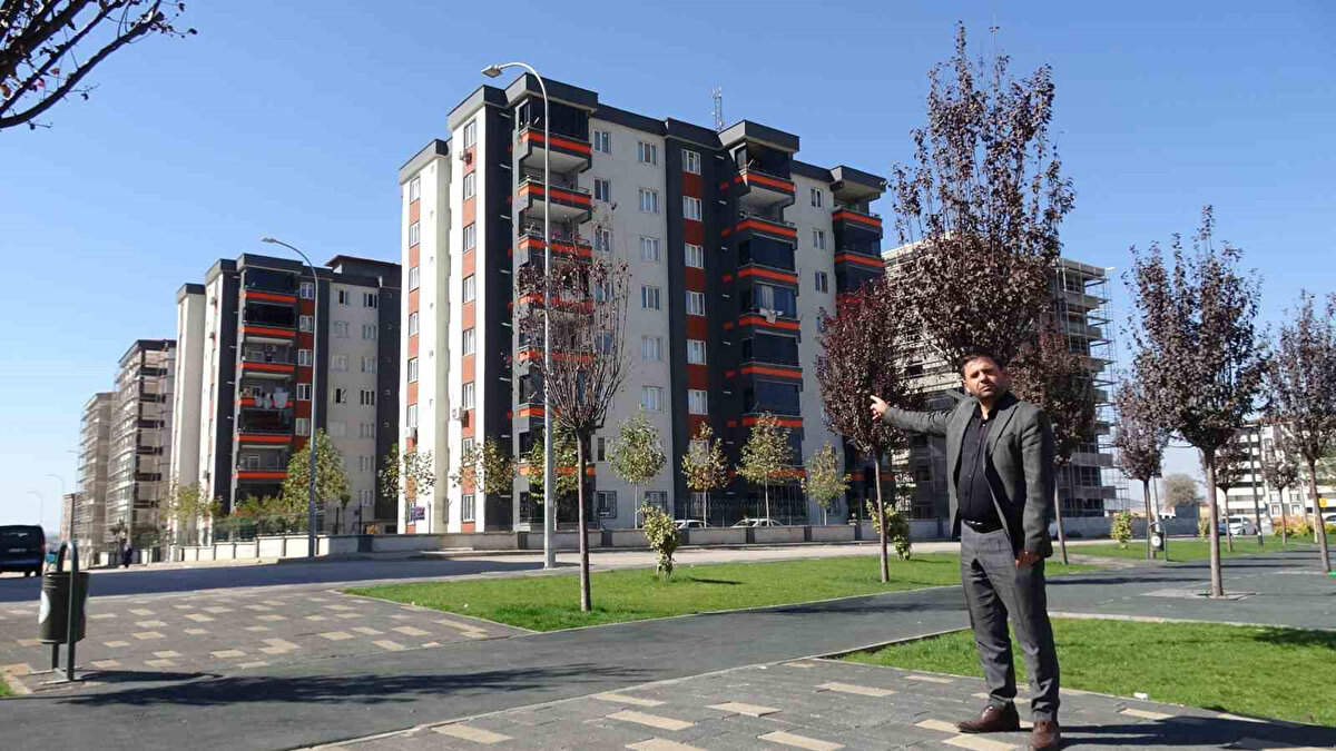 Suriye’de iç savaşın başlamasının ardından Türkiye’ye sığınan, yoğun olarak sınır illeri olan Gaziantep, Kilis, Hatay, Şanlıurfa ve Mardin’in yanı sıra İstanbul ile diğer illere yerleşen sığınmacılar, Suriye’deki rejim değişikliği sonrası ülkelerine dönmeye devam ediyor.