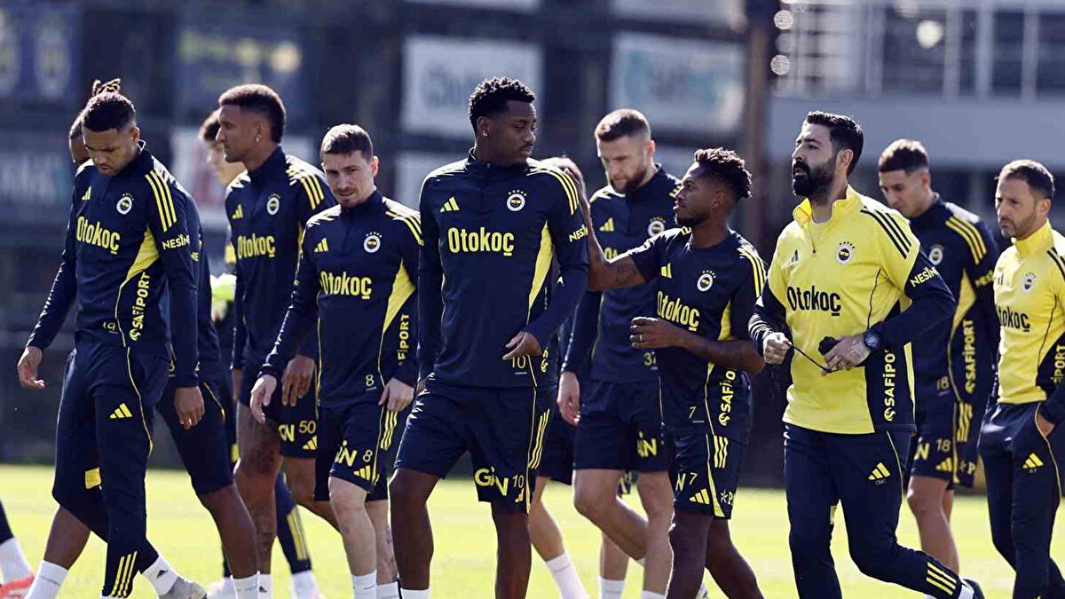 Fenerbahçe'den Jhon Duran'ın sağlık durumuyla ilgili yapılan bilgilendirme şöyle:<br><br>"Bugün yapılan antrenman itibarıyla futbolcumuz Jhon Duran bireysel programlarının çoğunluk kısmını tamamlayarak takımla beraber çalışmalara başladı. Duran yapılan antrenmanın ilk bölüm çalışmalarında ve pas çalışmasında yer aldı. Daha sonra bireysel programlarını uyguladı. En kısa sürede; gün gün fiziksel kapasitesini tekrar istenilen düzeye getirerek antrenmanın tamamında takımla beraber olmasını bekliyoruz."