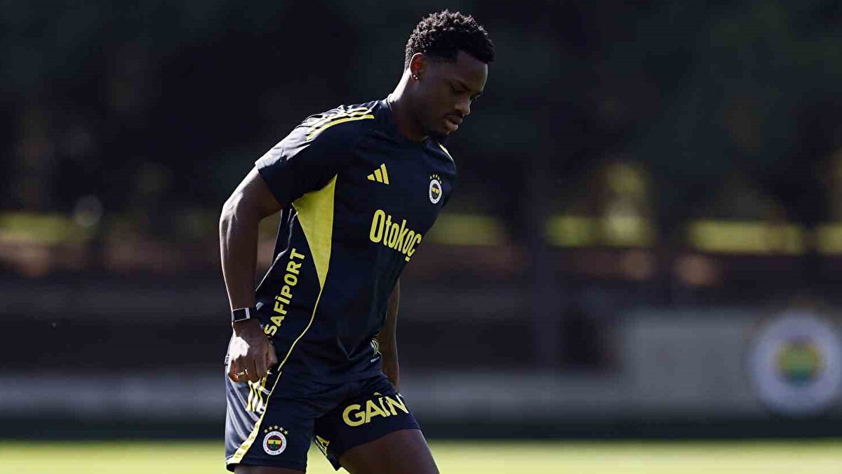 Jhon Duran, Fenerbahçe formasıyla bu sezon 6 maçta görev aldı ve bir gol, bir asistlik skor katkısı verdi. Piyasa değeri 35 milyon euro olan futbolcunun sarı-lacivertlilerle sezon sonuna kadar kiralık sözleşmesi bulunuyor.