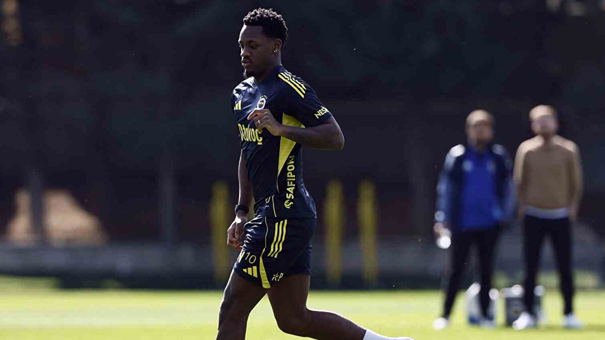 Fenerbahçe'de bir süredir tedavisi nedeniyle takımdan uzak kalan Jhon Duran, bugün yapılan antrenmanda bireysel programlarını çoğunluk kısmını tamamlayarak takımla beraber çalışmalara başladı. <br><br>Duran yapılan antrenmanın ilk bölüm çalışmalarında ve pas çalışmasında yer aldı. Daha sonra bireysel programlarını uyguladı. Bugün yapılan antrenman itibarıyla futbolcumuz John Duran bireysel programlarını çoğunluk kısmını tamamlayarak takımla beraber çalışmalara başladı.<br><br>Duran yapılan antrenmanın ilk bölüm çalışmalarında ve pas çalışmasında yer aldı. Daha sonra bireysel programlarını uyguladı.