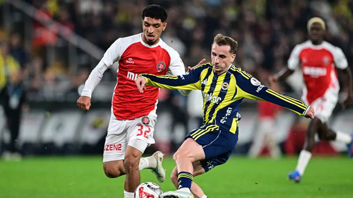 19. dakika | FENERBAHÇE'NİN PENALTI KAZANDIĞI POZİSYON<br><br><br>Deniz Çoban: Fenerbahçeli oyuncu, bir önceki oyuncuyu geçerken aldığı darbeyle dengesi bozuluyor. Siz böyle gidip kayarsanız bu ihlaldir. Net bir penaltı. VAR doğru müdahaleyle doğru kararı verdiyor.<br><br><br>