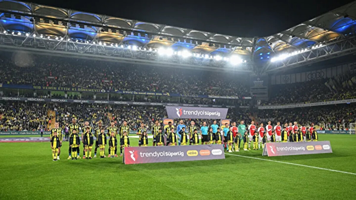 Süper Lig'in 9. hafta mücadelesinde Fenerbahçe ile Fatih Karagümrük karşı karşıya geldi.