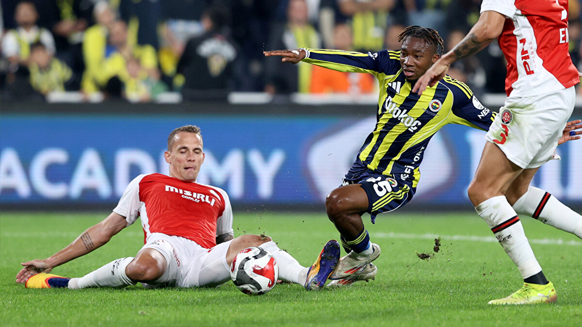 "VAR HAKEMLERİ MAÇLARA DOĞRUDAN SİRAYET EDİYOR"<br><br>Erman Toroğlu: Penaltı pozisyonunda hakem yakındı ve net gördü. Bence de kararını doğru verdi ancak VAR devreye girdi. Türkiye’de maalesef kapasitesiz ve kalitesiz VAR hakemleri maçlara doğrudan sirayet ediyor. Şunu unutmayın; VAR, net pozisyonlarda devreye girer. Sana göre, bana göresi olmaz. Ama maalesef hakemler alakasız pozisyonlarda devreye giriyor. Kasıt olup olmadığını da MHK’nin araştırması gerekiyor.