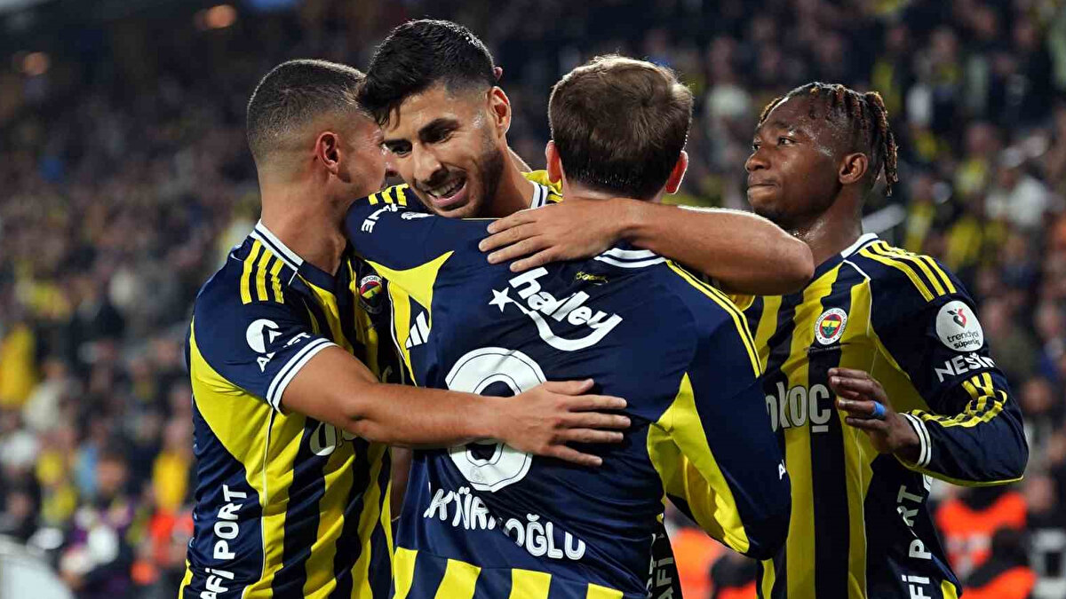 "BİRÇOK FUTBOLCU FİZİK OLARAK ÇOK GERİDE"<br><br>Bülent Timurlenk: Yönetimden tam destek alan Tedesco arayışlarını sürdürüyor. Ama bir gerçek var; F.Bahçe'de birçok futbolcu fizik olarak çok geride. Neredeyse tribün desteği ile ayakta duranlar var. Kerem'in verimli olabilmesi için sevdiği iç kulvara kaçtığında çizgiden bindirecek beke ihtiyaç var. Levent bunu yapmaktan uzak ama savunmada iyi mücadele eden isimdi. İsmail bir kez daha F.Bahçe'nin omurgasını ayakta özellikle son çeyrekte tutan isimdi. Bu oyunun Stuttgart ve G.Antep deplasmanına yetmeyeceğini söylemek çok zor değil.
