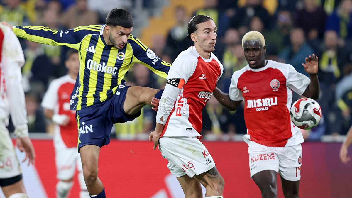 Gürcan Bilgiç: Tedesco, "Rakip golü kaçırınca, korktuk – çekildik" dedi. Büyük takım olduklarını unutmuş bir oyuncu grubu. Taraftardan da destek gelmeyince, "vurayım, gitsin" diyenler. Karagümrük ise hiç acele etmeden, sakin ve plana da sadık kalarak yetenekli oyuncularını devreye soktu. Kırmızıya yakın faulde ikinci sarıdan Balkovec'in atılması rahatlattı hepsini. İki fotoğraf kaldı arkada; İsmail Yüksek ve kurtardığı şutla kaleci Tarık. Kazanmak moral getirir, ama doğru rüzgârın Stuttgart maçında esmesi lazım.