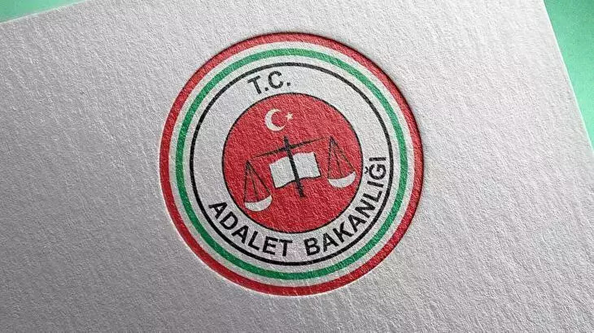 PAKETTE GENEL AF VEYA İNFAZ DÜZENLEMESİ VAR MI?<br><br>Vatandaşların ve özellikle mahkum yakınlarının en çok merak ettiği konu, pakette genel af veya yeni bir infaz düzenlemesinin yer alıp almayacağı oldu. Adalet Bakanı Yılmaz Tunç, geçtiğimiz aylarda "genel af" beklentilerine ilişkin yaptığı bir açıklamada, "Af anlamına gelebilecek herhangi bir çalışma söz konusu değil," yanıtını vermişti.