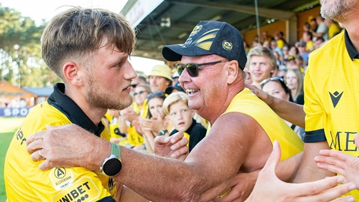 800 kişilik bir balıkçı köyünün futbol takımı olan Mjallby, İsveç 1. Futbol Ligi'nde (Allsvenskan) bitime 4 hafta kala ilk şampiyonluğunu ilan etti. <br><br>Mjällby 66 puana yükseldi. En yakın takipçisi Hammarby ise 55 puanda kaldı.