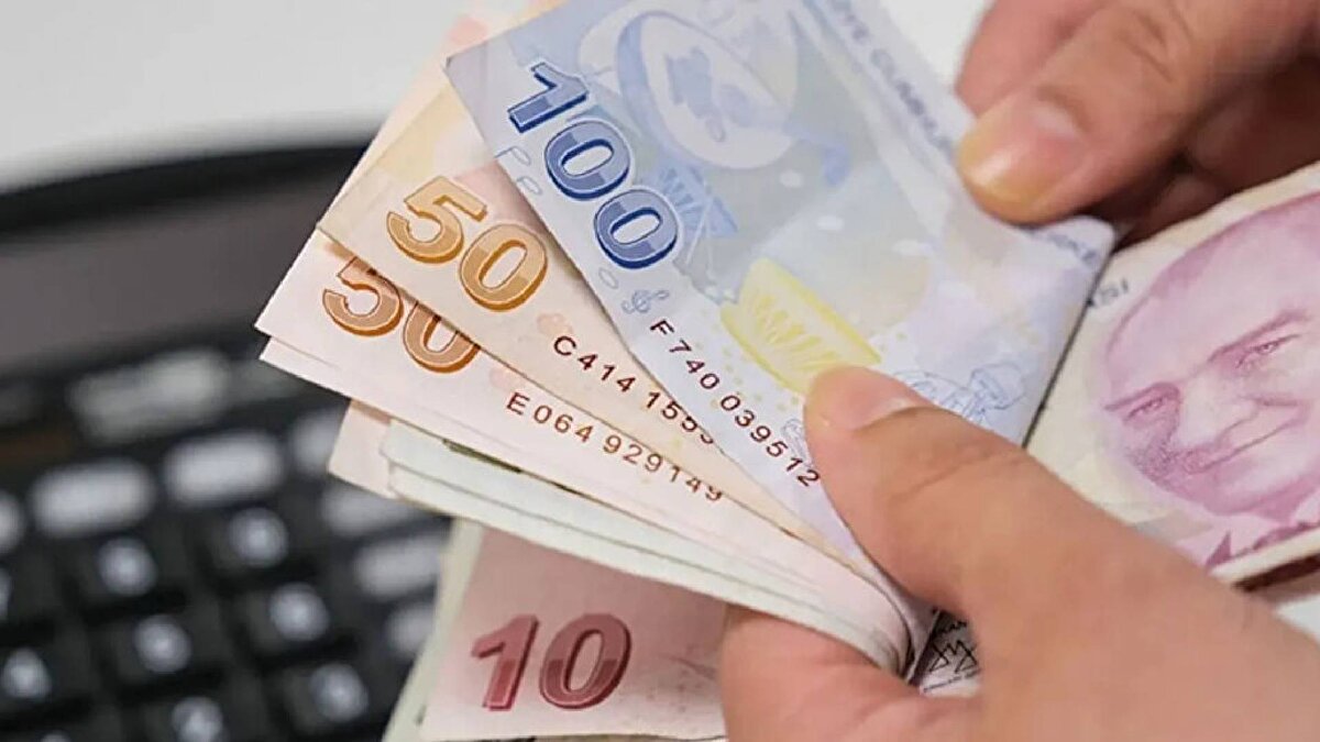 Asgari ücreti, yasa gereği işçi, işveren ve hükümetten beşer temsilci olmak üzere 15 kişiden oluşan Asgari Ücret Tespit Komisyonu belirliyor. Asgari ücret, halen bir işçi için aylık brüt 26 bin 5 lira 50 kuruş, kesintiler düştüğünde net 22 bin 104 lira 67 kuruş olarak uygulanıyor.