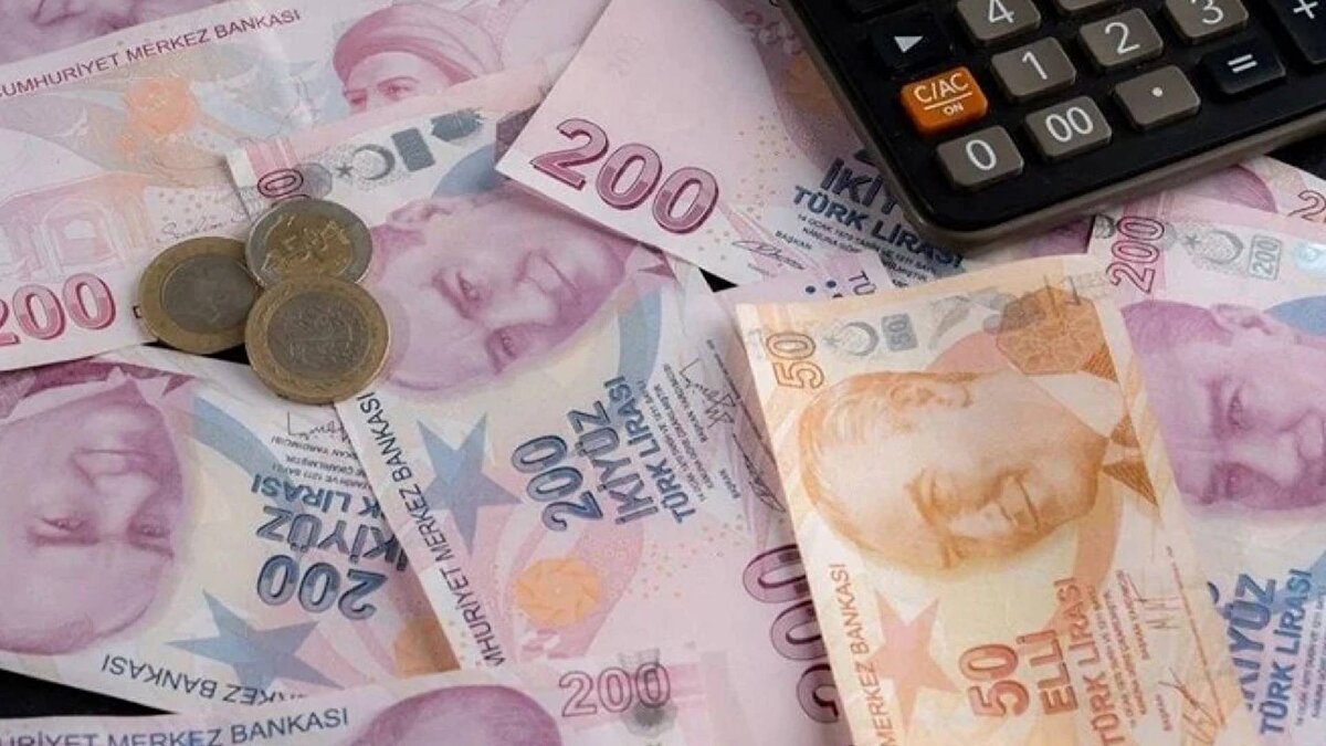 Sabah'ta yer alan habere göre, 2026'da uygulanacak asgari ücretin belirlenmesinde enflasyon tahminleri önemli rol oynuyor. Orta Vadeli Program'da yıl sonu enflasyon beklentisi yüzde 28.5 oldu.