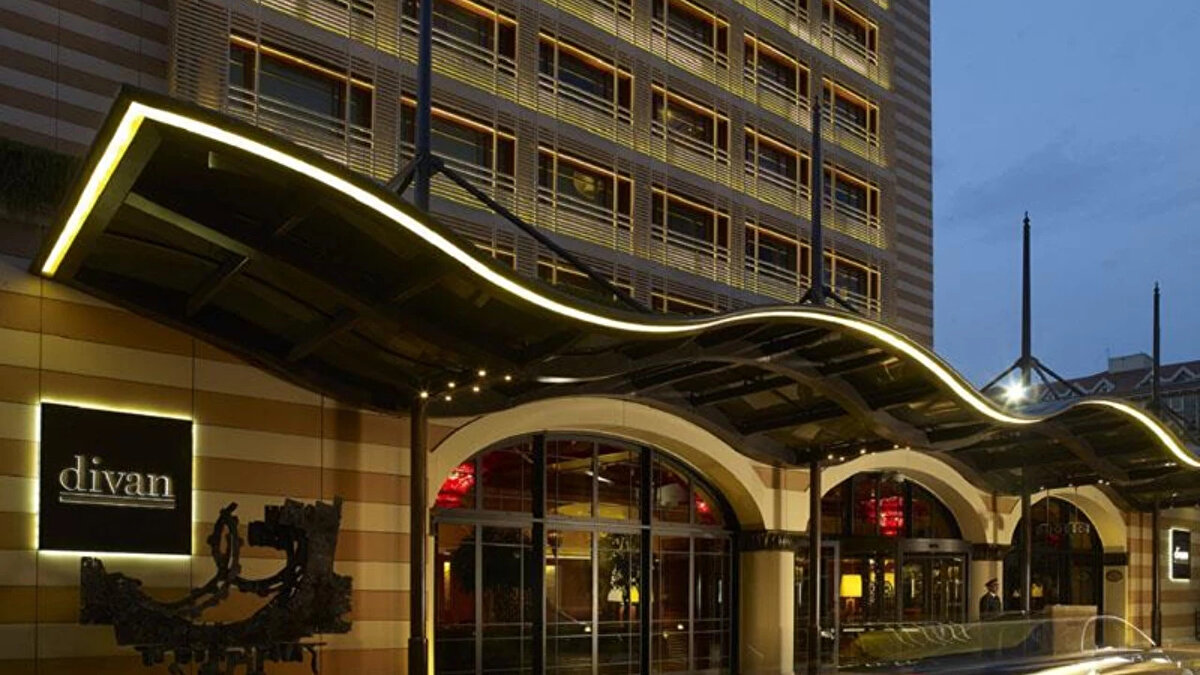 Tomruk, Divan Grubu'na katılmadan önceki son dört yılını ise Setur'da Turizm'den Sorumlu Genel Müdür Yardımcısı olarak geçirdi.<br>