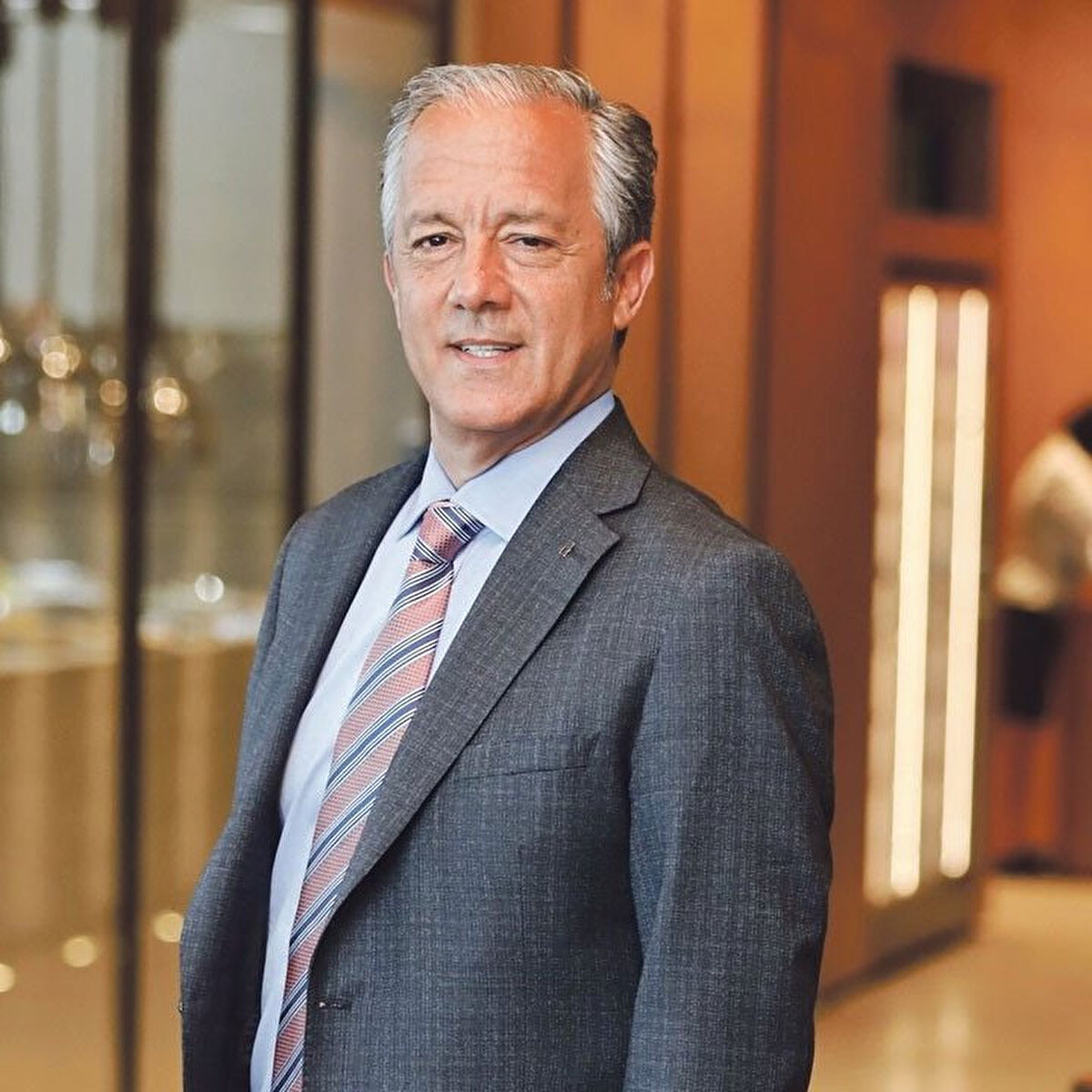 Profesyonel kariyeri paralelinde fotoğrafçılık alanına da büyük önem veren Tomruk, açtığı iki kişisel serginin yanı sıra, çeşitli ulusal ve uluslararası yarışmalarda dereceler elde etmiştir. Evli ve 2 kız çocuğu sahibi olan Murat Tomruk, ileri düzeyde İngilizce ve Fransızca bilmektedir.<br><br>