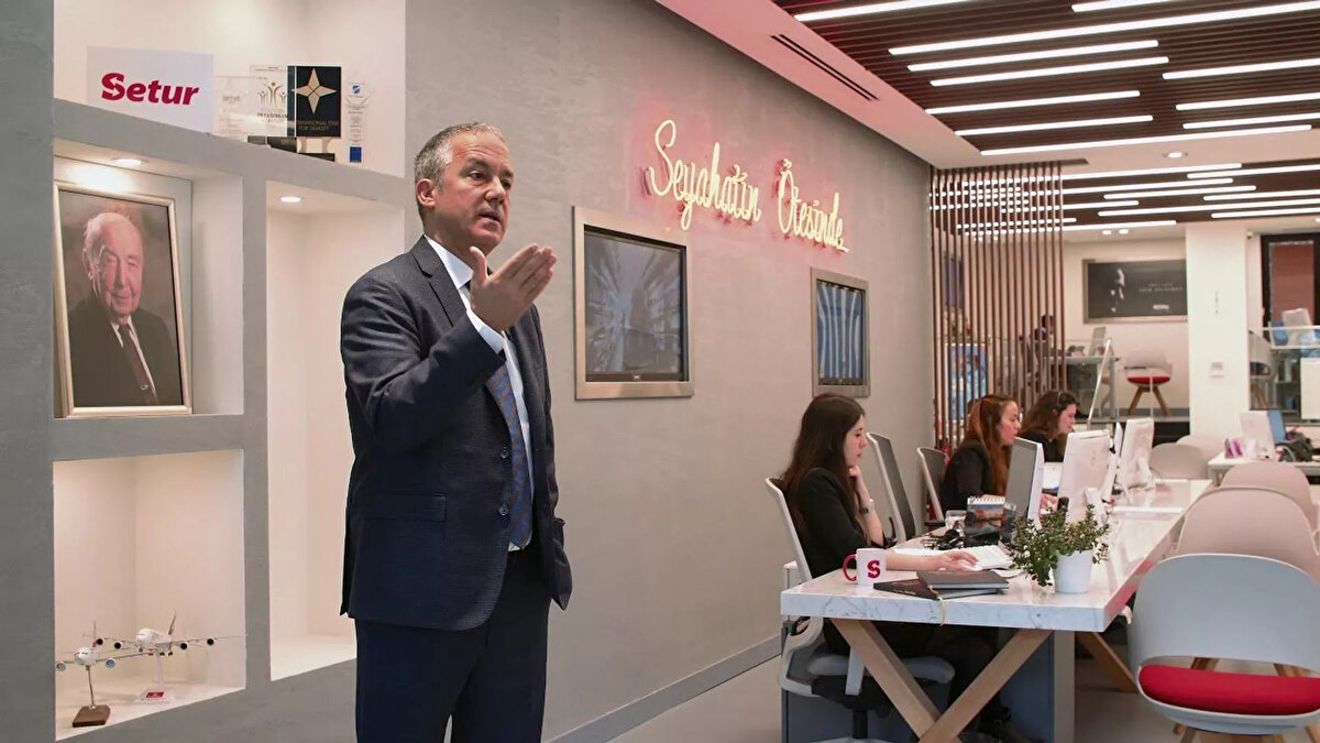 Murat Tomruk Neden Gözaltına Alındı<br><br>Koç Holding’e bağlı Divan otellerinin genel müdürü Murat Tomruk, İBB yolsuzluk soruşturması kapsamında ‘şüpheli’ sıfatıyla ifade vermek üzere gözaltına alındı. Tomruk bugün adliyede ifade verecek.<br>