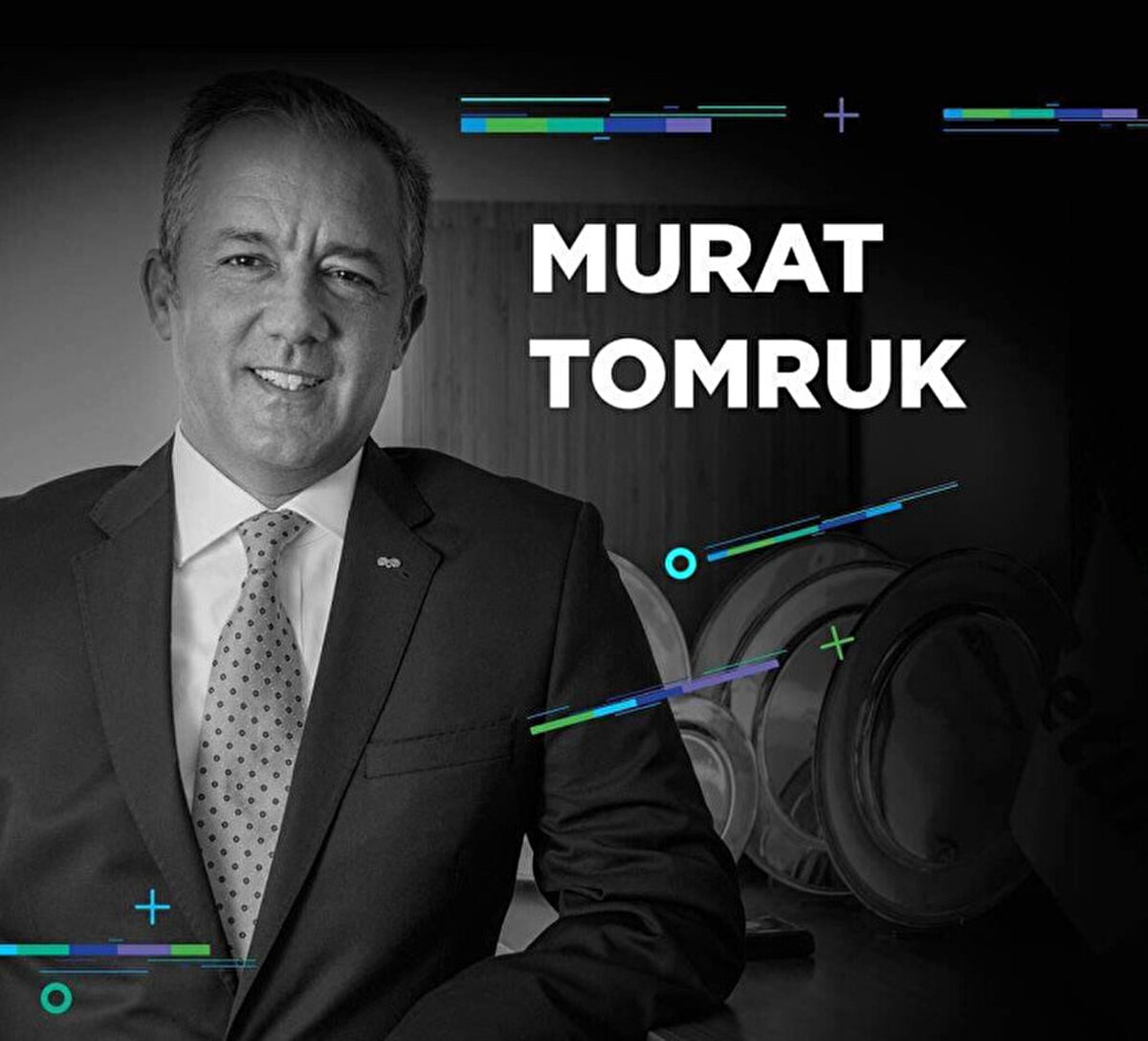 Profesyonel hayatına 1988 yılında satış temsilcisi olarak Koç Sistem’de başlayan Tomruk, burada Endüstri ve Ticari Sektör'den Sorumlu Genel Müdür Yardımcılığı görevine kadar yükseldi. Koç Sistem’deki görevinin ardından;<br><br>