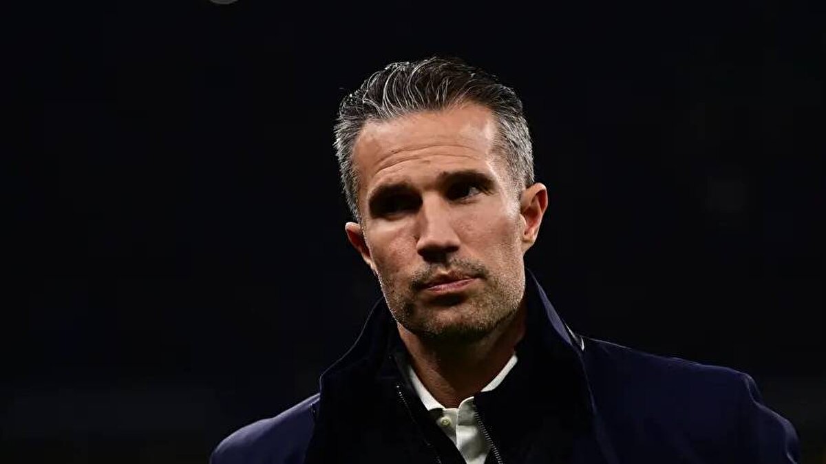 Öte yandan Feyenoord Teknik Direktörü Robin van Persie, Heracles maçı sonrası Drenthe'yle ilgili açıklama yaptı. Hollandalı teknik adam, "Gerçekten şok oldum. Thorbecke'de birlikte okula gitmiştik. Umarım kendisi ve ailesi için çok kötü olmaz, bekleyip göreceğiz" ifadelerini kullandı.<br><br>