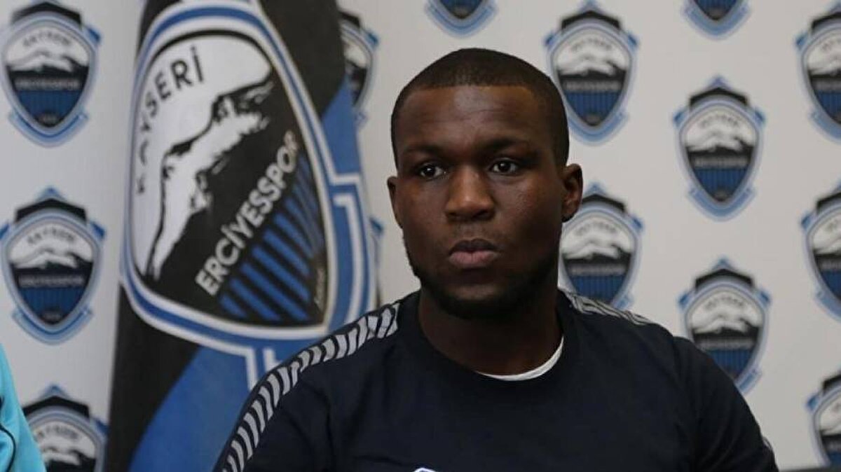 Futbola Feyenoord altyapısında başlayan, Real Madrid'in yanı sıra  2015 yılında Kayseri Erciyesspor'da da oynayan Royston Drenthe'den kötü haber geldi.