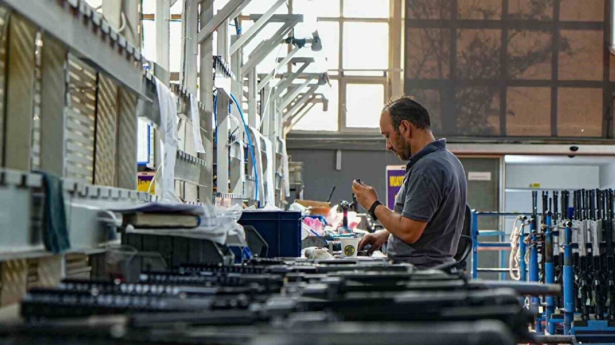 "Silahımızın Türkiye de üretimi olmamakla birlikte dünyada birkaç tane muadili bulunmaktadır"<br>KNT-859 keskin nişancı tüfeğinin 8.59 milimetre kalibreye sahip yarı otomatik sistemle çalışan Türkiye’nin ilk keskin nişancı tüfeği olduğunu söyleyen MKE Silah Fabrikası AR-GE Müdürü Cengizhan Türk, "Silahımız 1500 metre etkili menzile sahip kısa çarpmalı gaz piston sistemiyle döner başlık kilitlemeli mekanizmaya sahiptir. Silahımızın namlu boyu 27inç olup, dağılımı en fazla 1 MOA’dır. 7.2 kilogram ağırlığında olan silahımız 10 fişek kapasiteli şarjöre sahiptir. Silahta bastırıcı kullanımında imkan veren gaz ayar sistemi mevcuttur. Kullanıcılara daha hassas atış imkanı veren çok fonksiyonlu çatal ayak sistemi, ayarlanabilir tetik sistemi, ayarlanabilir yanaklık ve dipçik tabanı sistemi ve bununla birlikte teleskopik olarak ayarlanabilen dipçik sistemine sahiptir. Türkiye de üretimi olmamakla birlikte dünyada birkaç tane muadili bulunmaktadır" diye konuştu.