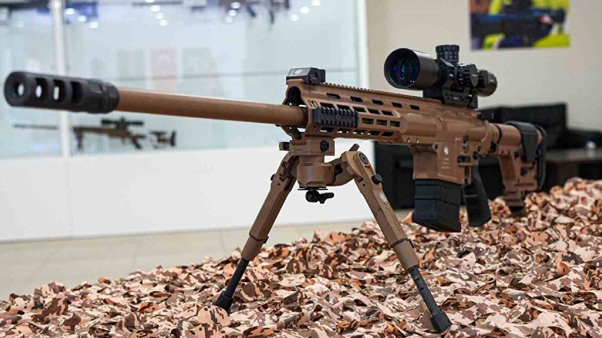 Ağırlığı sadece 9,5 kilo<br><br>MKE-408’i benzer tüfeklerden ayıran özelliklerinden bahseden Karagöz, "MKE-408’in başlıca dünyadaki muadillerinden en öne çıkaran özelliklerinden bir tanesi ağırlığı. Yaklaşık 9,5 kilogram boş ağırlığa sahip bir keskin nişancı tüfeğidir. Bu kalibrede ve bu menzile göre bu ağırlık oldukça iyi bir değer sunmaktadır bizlere. Diğer özelliklerinden bahsetmemiz gerekirse, tasarımda özellikle alev gizliyen bölgesinde namlu freni dediğimiz tasarım çalışmalarımızla, geri tepmeyi oldukça azaltmış durumdayız ve bu sayede de keskin nişancılıkta hedeften gözümüzü kaçırmadan ya da silahın herhangi bir tepmesinden rahatsız olmadan kullanıcı rahatlıkla atışlarını yapabilmektedir. MKE- 408 silahımız yüzde 100 makine kimya endüstrisi silah fabrikası tarafından tasarlanmış olup aynı zamanda yine yüzde 100 kendi fabrika imkanlarımız bünyesinde üretilebilmektedir" ifadelerini kullandı.