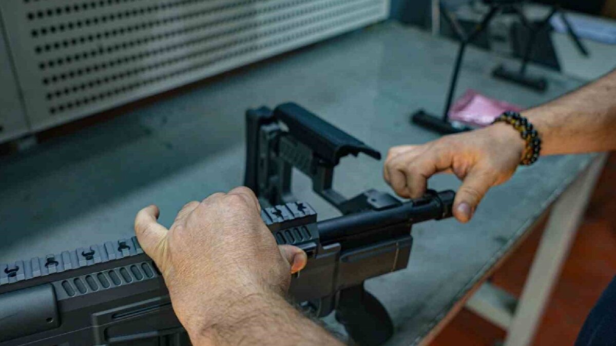 Türkiye’nin en uzun menzilli keskin nişancı silahı MKE-408<br><br>Türkiye’nin en uzun menziline sahip olan MKE-12 keskin nişancı silahından bahseden kıdemli tasarım mühendisi olarak görev yapan Mehmet Sertaç Karagöz, "Makine Kimya Endüstrisi silah sektöründe çok gelişmiş bir durumda. Bu daha önceki Bora-12 olsun, KN-12 olsun veyahut da KNT gibi keskin nişancı tüfeklerinden elde etmiş olduğumuz tecrübeleri de katarak şu anda Türkiye’nin en uzun menzilli keskin nişancı tüfeğini geliştirdik, MKE-408. 408 olmasının adı kalibresinden geliyor. Nokta 408 dediğimiz bir kalibre mühimmat kullanır. Bir diğer adıyla 10.36 milimetre mühimmat kullanır ve bu mühimmatla beraber silahımızın da tasarımının etkisiyle 2 bin 200 metreye kadar nokta atış yapabilen bir keskin nişancı tüfeğidir" açıklamasında bulundu.