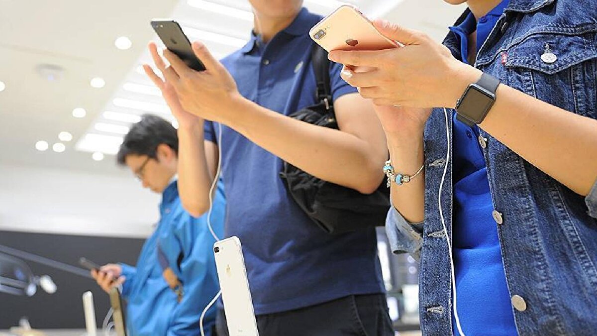 Taahhütsüz abonelere yüzde 30 sınırı<br>BTK, 1 Ekim 2025 itibarıyla taahhüt süresi dolan abonelere uygulanacak yeni tarifelerde en fazla yüzde 32 zam yapılabileceğini duyurdu. Örneğin, 300 TL ödeyen bir abonenin yeni paket fiyatı 400 TL’yi geçemeyecek. Bu adım, özellikle taahhütsüz kullanıcılar için önemli bir koruma sağlayacak.