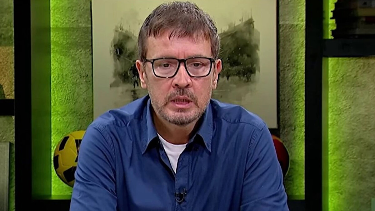 "HOCA VE BAŞKAN BANA TAKTI"<br><br>Düzen, ismini vermediği oyuncunun büyük bir takımda oynadığını ve kendisine "Hoca ve başkan bana taktı" dediğini ifade etti. 