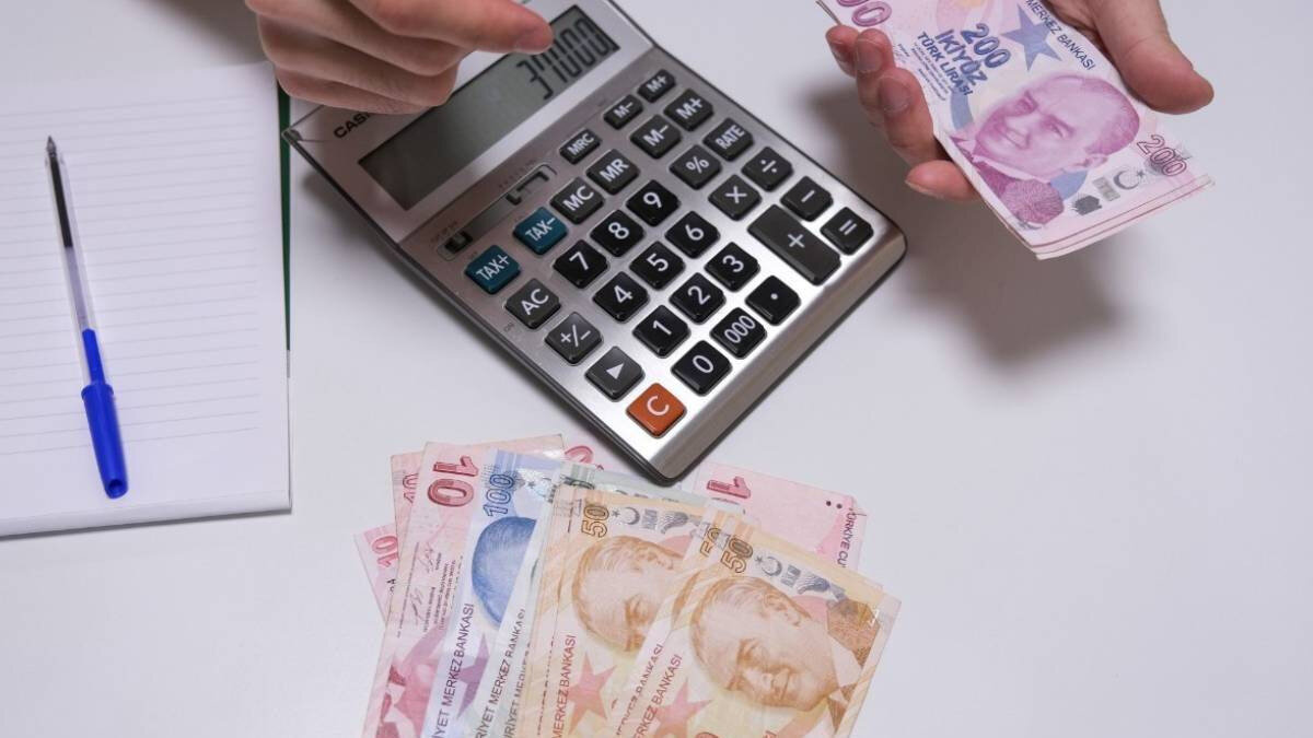 2026 asgari ücret tahmini<br>Yeni yılda asgari ücretin ne kadar olacağına ilişkin ilk tahmin Sosyal Güvenlik Uzmanı Özgür Erdursun’dan geldi. Erdursun, katıldığı programda asgari ücrete yüksek bir artış beklemediğini belirterek: