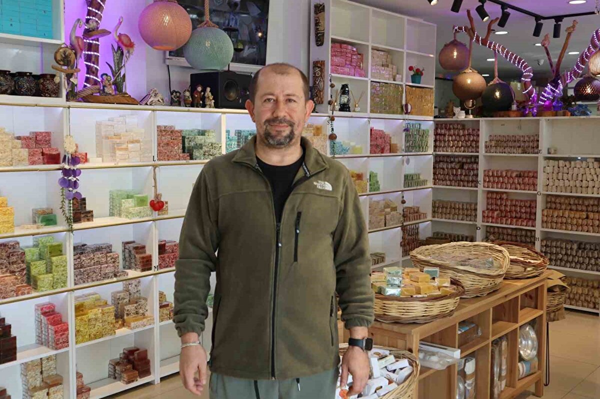 Evlerinin mutfağında başlayan üretim serüveninde bugün ihracat yapar duruma getirdiklerini belirten Erten, "1995 senesinde Kocaeli Gölcük’te üretime başladık. Asıl memleketimiz olan Manisa Akhisar’da herkes kendi sabununu kendisi üretir. Zeytin memleketi olduğu için zeytinlerini toplayıp zeytinyağlarını hasat ettikten sonra bu zeytinlerle sabunlar üretirdik. Sonra bunu biraz daha teknoloji ile, bitkisel yağlar ve bitki özleriyle zenginleştirerek daha kaliteli bir ürün haline getirdik ve bu şekilde ilerlettik. İlk üretim süreci kendi ihtiyaçlarımızı karşılamak için geleneksel olan zeytinyağlı sabun üretimini yaparak evimizde kullanmakla başladı. Sonra gelen talepler üzerine bunu ticarete yansıtarak üretimimizi artırdık. Zeytinyağlı sabunken daha sonra defneli, ısırganlı, çam, terebentin özü, katran sabunlu şeklinde çeşitler ekledik. Aile yadigârı bir işi sürdürmek bizi motive eden bir şey. Bu işin maddi değerinden çok daha yüksek olan manevi değeri bizim için önemli. Babamızdan, annemizden bize yadigâr kalan bu mesleği daha ileri taşımak için canla başla çalışıyoruz" dedi.