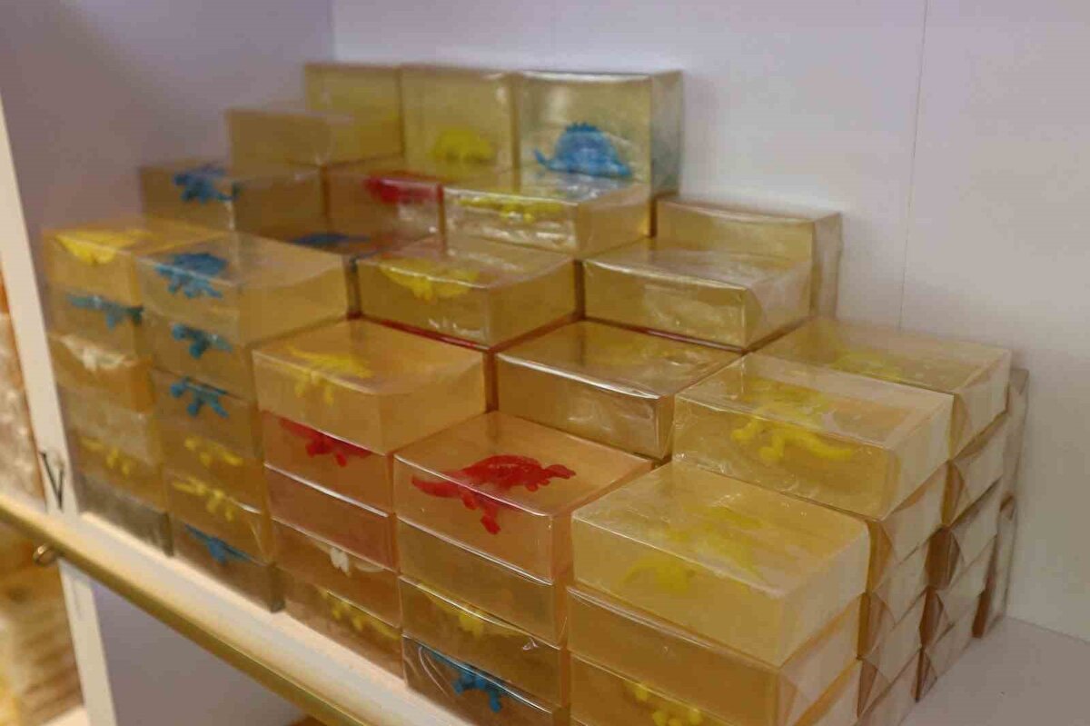 Tamamen el yapımı<br><br>Ürünlerinin tamamen el yapımı olduğunu dile getiren Erten, "İşimizi çok severek yapıyoruz. O yüzden bu işi sonuna kadar ilerletme hayali içindeyiz. Bunun için üzerimize düşen ne varsa yapmaya gayret ediyoruz. Sabunlarımızı tamamen elde üretiyoruz. Burada bir üretim bandı yok, makine yok. Üretim sürecimizde tamamen el yapımı kalıplara sabunları elimizle dökerek içinde kullandığımız yağları ve bitkisel özleri karıştırıp kalıplara döküyoruz. Daha sonra bu kalıplardan çıkarıp yine elde paketleyerek, etiketlemesi de elde olacak şekilde yüzde yüz el yapımı kalitede sabunları üretiyoruz. Amacımız tamamen doğal, premium butik sabunlar üretmek" diye konuştu.<br>Firmalarının ürün portföyünde yaklaşık 70 lokomotif ürün bulunduğunu kaydeden Erten, "Ancak toplam ürün çeşidi 200-300’ü buluyor. Desenli, lifli ve süngerli sabunlar farklı kategorilerde sunuluyor. Türkiye’nin dört bir yanında satışta olan ürünler, Çin, Amerika ve yaklaşık 20 farklı ülkeye de ihraç ediliyor. Hatta Afrika’nın güneyinde yer alan Mauritius Adası’nda bile ürünler rağbet görüyor" ifadesini kullandı.