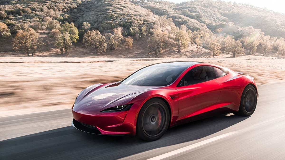 0-100 hızlanma: 2.1 saniye<br>Tesla’nın Avustralya sitesindeki verilere göre yeni Roadster, 0’dan 100 km/s hıza sadece 2,1 saniyede ulaşıyor. Aracın maksimum hızı 400 km/s, menzili ise 1.000 kilometre olarak paylaşıldı. 10.000 Nm tork üreten güç sistemiyle bu değerler, piyasadaki en çılgın rakamlar arasında.