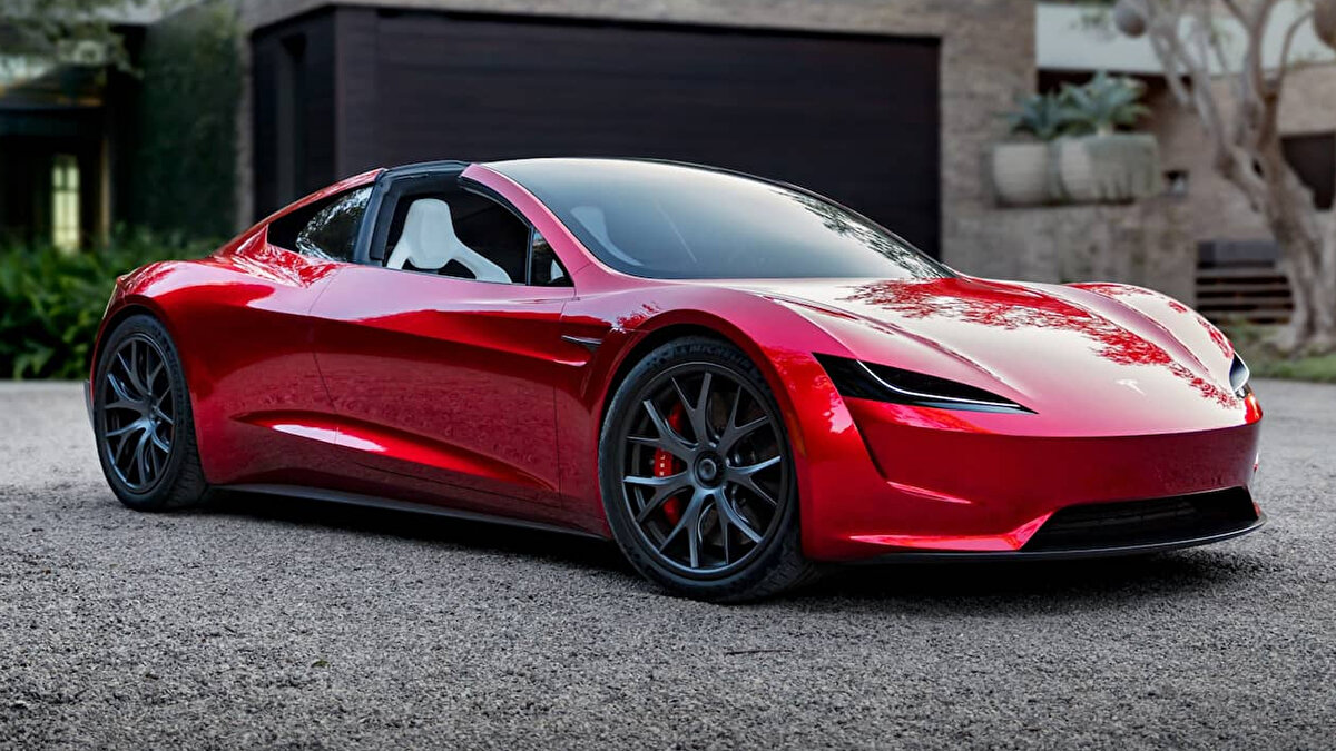 Tesla’nın efsane modeli Roadster, yedi yıl aradan sonra yeniden tanıtılmaya hazırlanıyor. Tasarım şefi Franz von Holzhausen, “Bu yıl içinde tanıtmayı planlıyoruz, fiziğin sınırlarını zorluyoruz” dedi. Tesla’nın bu açıklaması, Roadster efsanesinin gerçekten geri döneceğini gösteriyor.