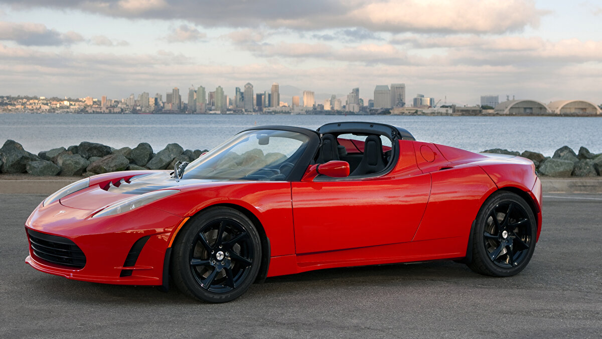 İlk Roadster, 2008’de markanın elektrikli otomobil vizyonunu başlatmıştı. İkinci nesil 2017’de gösterildi ancak üretim ertelendi. Tesla şimdi, çok daha güçlü, verimli ve iddialı bir versiyonla efsaneyi yeniden canlandırmak istiyor.