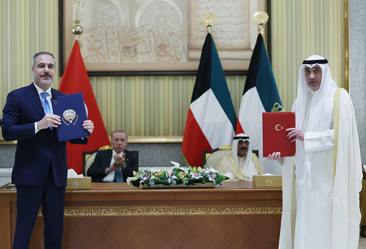 Türkiye ile Kuveyt arasındaki "Deniz Taşımacılığı Anlaşması", Ulaştırma ve Altyapı Bakanlığı ile Kuveyt İçişleri Bakanlığı arasındaki "Gemi Adamları Sertifikalarının Karşılıklı Tanınmasına İlişkin Mutabakat Zaptı", Dışişleri Bakanı Hakan Fidan ile Kuveyt Devleti Başbakan Birinci Yardımcısı ve İçişleri Bakanı Şeyh Fahad Yusuf Saud el-Sabah tarafından imzalandı.