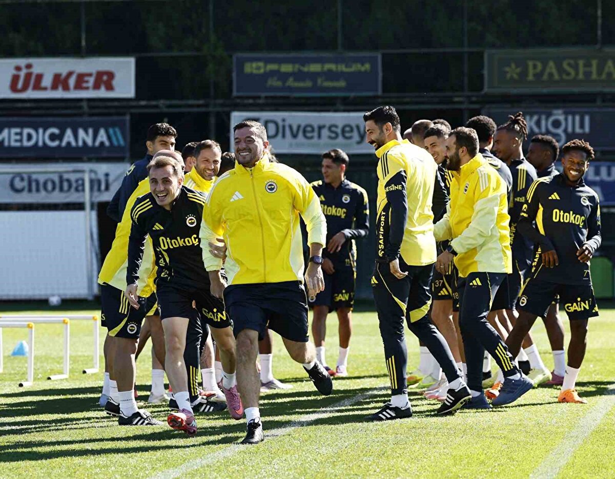 FENERBAHÇE-STUTTGART MAÇI BİLETLERİ SATIŞA ÇIKTI MI?<br>Fenerbahçe-Stuttgart maçı biletleri:<br><br>21 Ekim Salı günü saat 12.00 itibarıyla Yüksek Divan Kurulu, Kongre Üyeleri, Temsilci üyelere (2 Adet Bilet)<br><br>21 Ekim Salı günü saat 18.00 itibarıyla Fenerbahçe Kart sahiplerine (1 Adet Bilet)<br><br>22 Ekim Çarşamba günü saat 12.00 itibarıyla da genel satışa sunulacaktır.