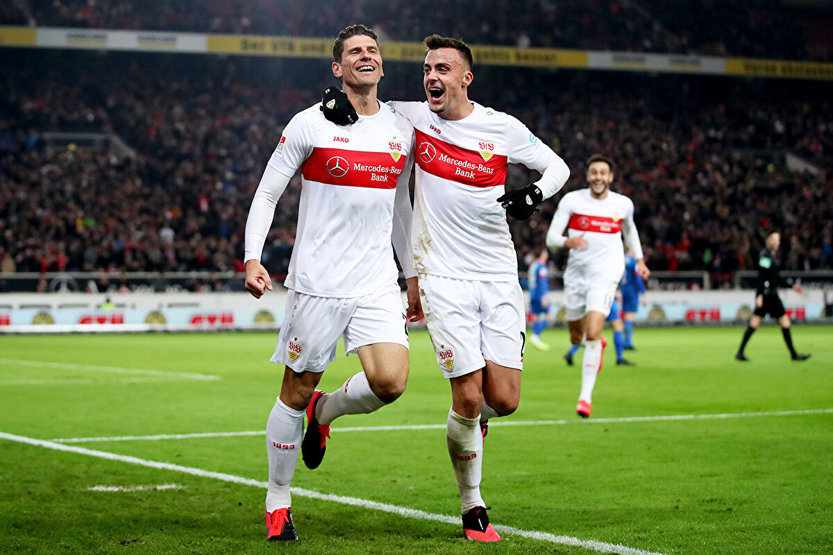 STUTTGART KENDİ LİGİNDE KAÇINCI SIRADA?<br>hafta maçlarının geride kaldığı Bundesliga'da Stuttgart 15 puanla 3. sırada yer alıyor. Ligde 2 mağlubiyeti bulunan Alman ekibi son 4 maçını kazandı.