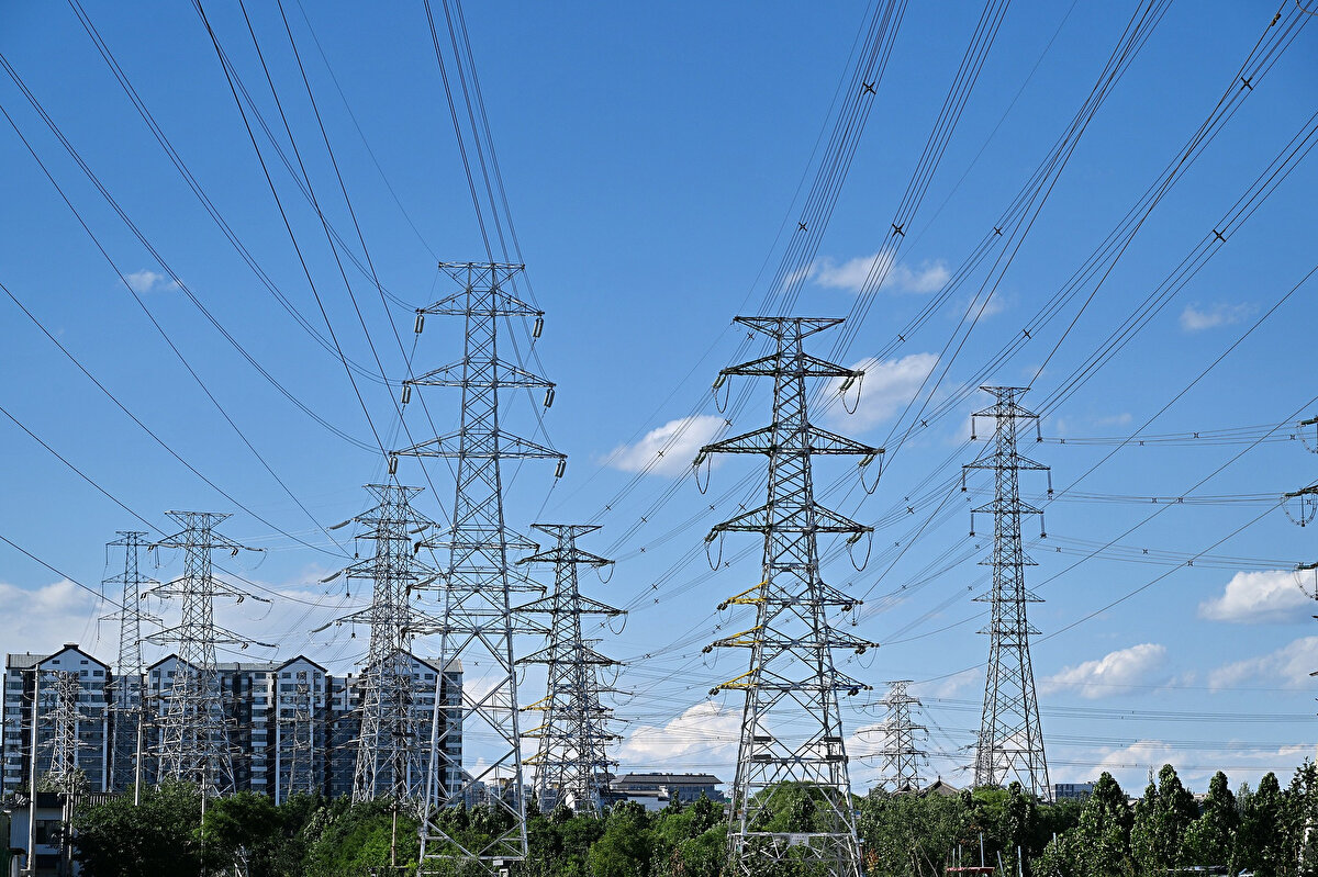 AYEDAŞ, kesintilerin şebeke güvenliğinin sağlanması ve elektrik altyapısının kalitesinin artırılması amacıyla zorunlu olarak gerçekleştirildiğini bildirdi.<br>Kesintilerden; Üsküdar, Kadıköy, Ataşehir, Kartal, Maltepe, Pendik başta olmak üzere toplam 12 ilçe ve geniş bir bölgenin etkilenmesi bekleniyor. Vatandaşlara, üç gün boyunca planlı kesinti saatlerine dikkat etmeleri ve olası mağduriyetlere karşı mutlaka önlem almaları uyarısında bulunuldu. AYEDAŞ’ın resmî internet sitesinde ilçe ilçe ve mahalle bazında detaylı kesinti listesi yayımlandı.