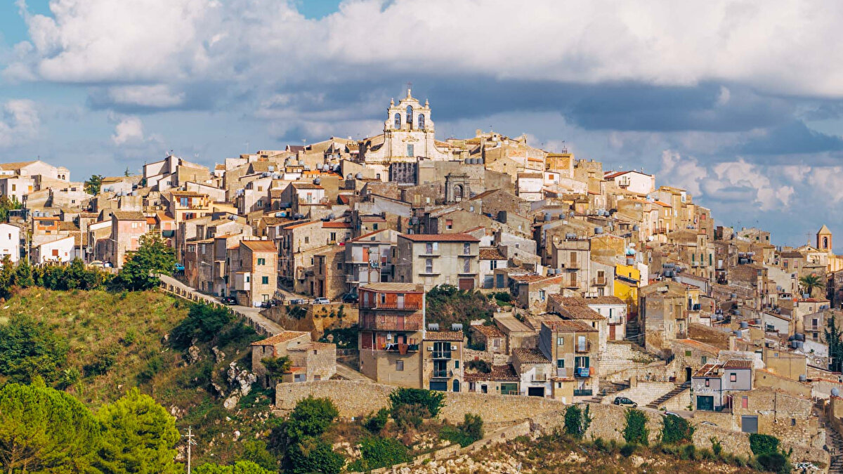 Orta Sicilya’daki Mussomeli kasabası, bu akımın en bilinen adreslerinden biri. Daha az tadilat gerektiren evlerin fiyatı ise yaklaşık 12 bin dolardan başlıyor.